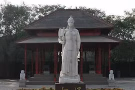 Hé lộ bí ẩn chiếc rìu đồng khổng lồ trong mộ nữ tướng