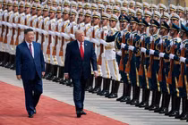 Cái bắt tay lịch sử giữa ông Tập và ông Trump tại Bắc Kinh