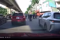 Công an vào cuộc sau màn ô tô, xe máy chặn đầu nhau giữa phố Hà Nội