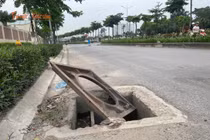 Nắp cống nhô cao gây nguy hiểm trên phố Phạm Tu, Hà Nội