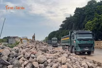 Xe ben nối đuôi, bụi phủ trắng khu dân cư ven công trường kênh La Khê