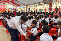 Băng 18km đường rừng đón học sinh dự lễ khai giảng