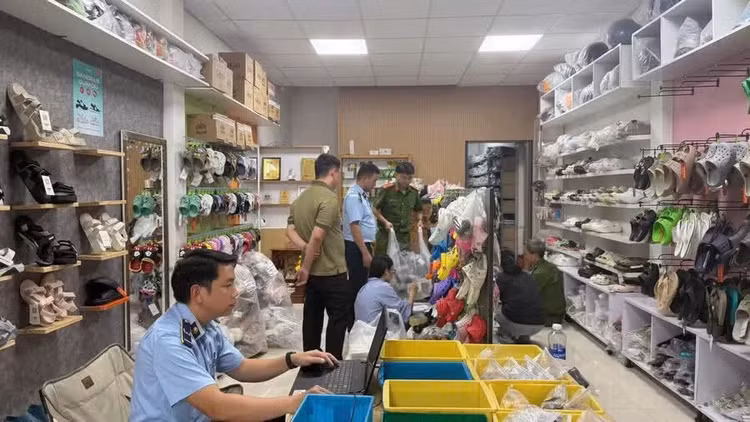 khoi-to-doi-tuong-o-phuong-dien-hong-ban-gan-750-doi-dep-crocs-gia.jpg