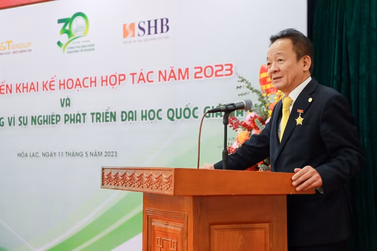 Doanh nhân Đỗ Quang Hiển cam kết sẽ tiếp tục đồng hành, gắn bó chặt chẽ với các hoạt động của ĐHQGHN trong thời gian tới. Doanh nhân Đỗ Quang Hiển cam kết sẽ tiếp tục đồng hành, gắn bó chặt chẽ với các hoạt động của ĐHQGHN trong thời gian tới.