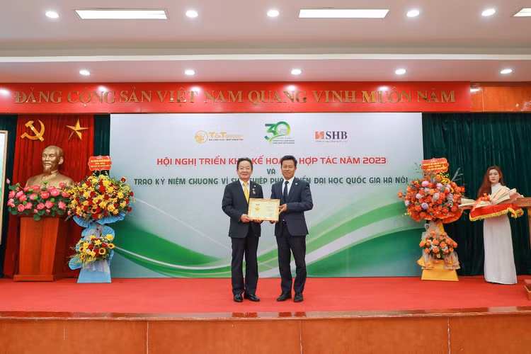 GS.TS Lê Quân (bên phải) trao kỷ niệm chương vì sự nghiệp phát triển ĐHQGHN cho doanh nhân Đỗ Quang Hiển. GS.TS Lê Quân (bên phải) trao kỷ niệm chương vì sự nghiệp phát triển ĐHQGHN cho doanh nhân Đỗ Quang Hiển.