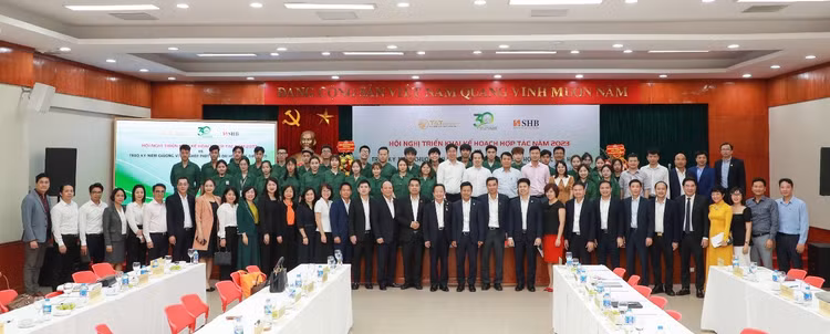 GS.TS Lê Quân và doanh nhân Đỗ Quang Hiển chụp ảnh lưu niệm với các thế hệ cán bộ giảng viên, sinh viên ĐHQGHN GS.TS Lê Quân và doanh nhân Đỗ Quang Hiển chụp ảnh lưu niệm với các thế hệ cán bộ giảng viên, sinh viên ĐHQGHN