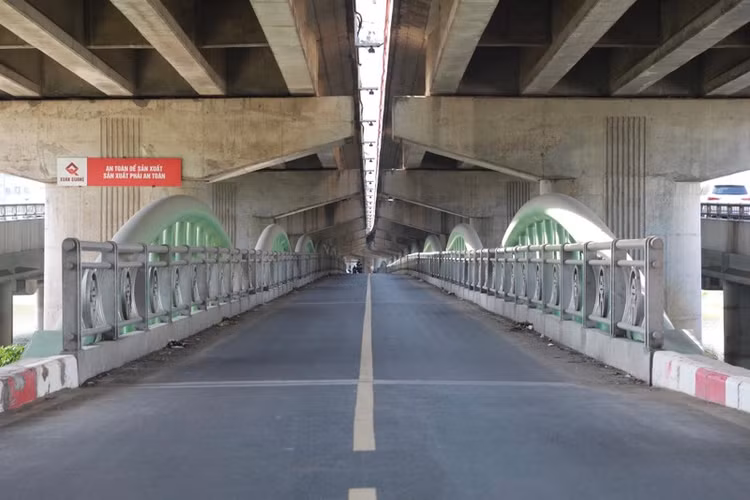 Cầu vòm thép được xây dựng dưới gầm đường vành đai 3 trên cao