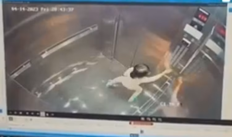 Thang máy bất ngờ đóng lại khi cháu bé vừa bước vào. Ảnh cắt từ clip Thang máy bất ngờ đóng lại khi cháu bé vừa bước vào. Ảnh cắt từ clip