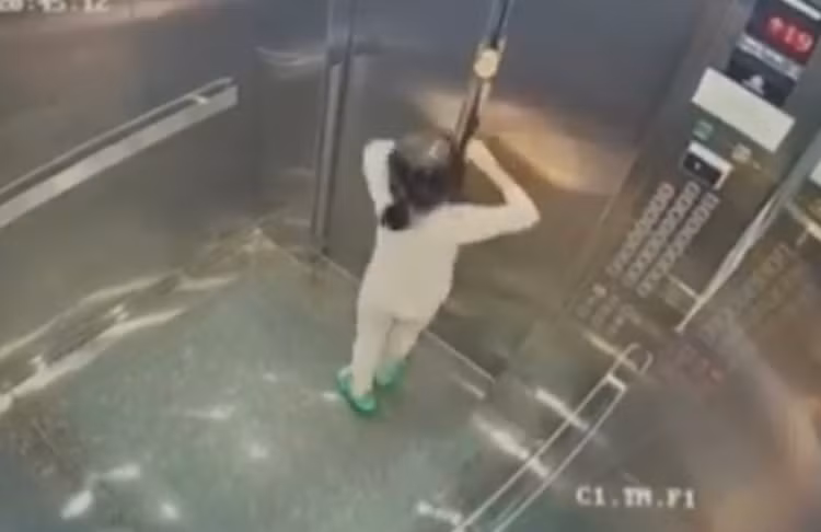 Người bà cố gắng chặn cửa nhưng không thành - Ảnh cắt từ clip Người bà cố gắng chặn cửa nhưng không thành - Ảnh cắt từ clip