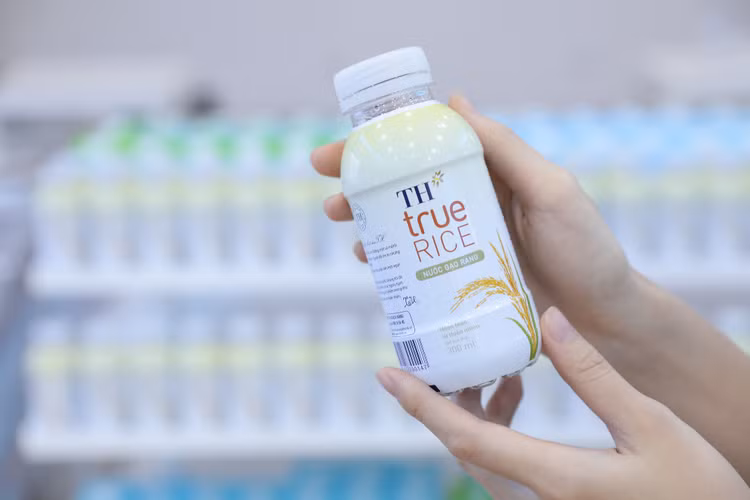 Các sản phẩm đồ uống như TH true RICE, TH true JUICE và Nước tinh khiết TH true WATER được sản xuất trên các dây chuyền công nghệ tiên tiến hàng đầu thế giới tại Nhà máy Nước tinh khiết, thảo dược và hoa quả Núi Tiên.