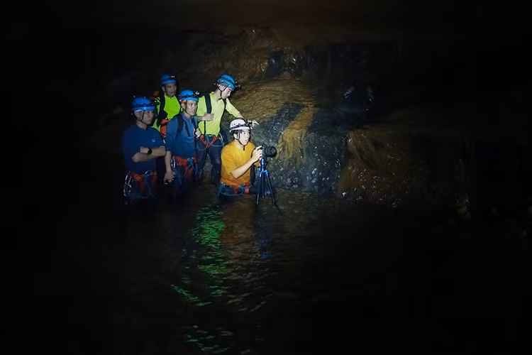 Đoàn lên đường với 10 người, gồm hướng dẫn đoàn, trợ lý an toàn, porter, đầu bếp...Ảnh: Ngô Trần Hải An