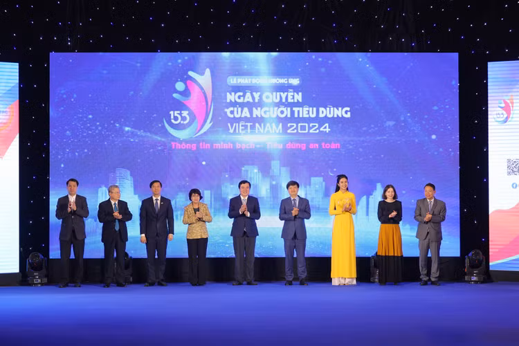 Các đại biểu tham gia nhấn nút khai mạc Lễ phát động hưởng ứng Ngày Quyền của người tiêu dùng Việt Nam