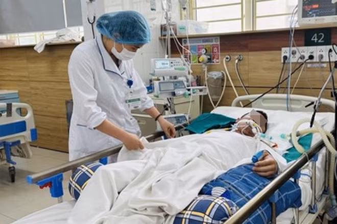 Bệnh nhân nặng nhất phải thở máy. Ảnh: Vietnamnet