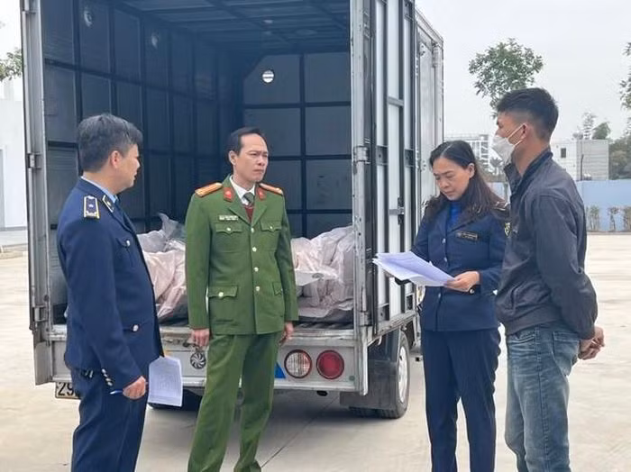 Cơ quan chức năng tiến hành kiểm tra số nầm lợn có dấu hiệu bốc mùi và mất vệ sinh an toàn thực phẩm - Ảnh: TC GTVT Cơ quan chức năng tiến hành kiểm tra số nầm lợn có dấu hiệu bốc mùi và mất vệ sinh an toàn thực phẩm - Ảnh: TC GTVT