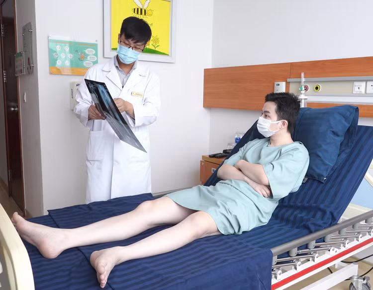 Trước khi mổ, 2 chân của anh P. chênh lệch nhau khá lớn nên anh rất tự ti với hoàn cảnh của mình, mặc dù bệnh ung thư xương đã được kiểm soát tốt