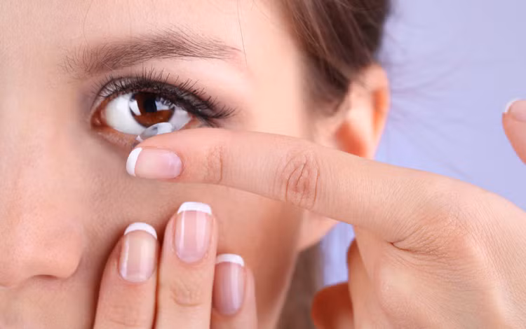 Tháo kính áp tròng trước khi đi ngủ: Việc đeo kính áp tròng khi đi ngủ có thể làm giảm lượng oxy mà mắt nhận được gây khô mắt.