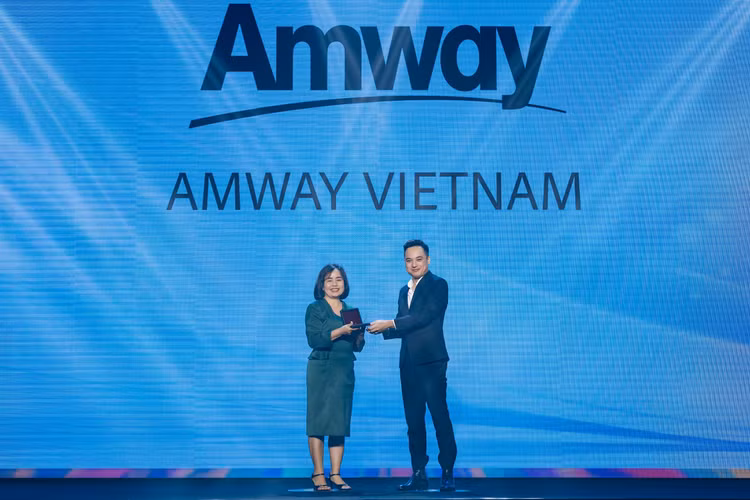 Bà Phan Nguyên Nhật Thảo, Giám đốc Nhân sự Amway tiểu vùng Việt Nam-Indonesia-Philippines vinh dự nhận giải từ ban tổ chức.