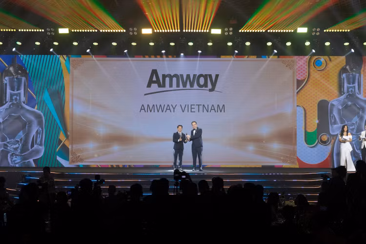 Ông Huỳnh Thiên Triều- Tổng giám Đốc Amway Việt Nam vinh dự được trao tặng phiên bản vàng của chiếc cúp Harmonia với thành tích 5 năm đạt được giải thưởng HR Asia - Nơi làm việc tốt nhất châu Á 2024.