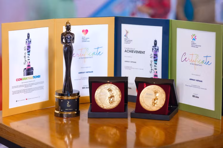 Amway Việt Nam xuất sắc được vinh danh tại hai hạng mục đặc biệt: Doanh nghiệp quan tâm chăm sóc nhân viên toàn diện nhất và Doanh nghiệp có văn hoá đa dạng, công bằng và hòa nhập do Tạp chí HR Asia trao tặng. Amway Việt Nam xuất sắc được vinh danh tại hai hạng mục đặc biệt: Doanh nghiệp quan tâm chăm sóc nhân viên toàn diện nhất và Doanh nghiệp có văn hoá đa dạng, công bằng và hòa nhập do Tạp chí HR Asia trao tặng.