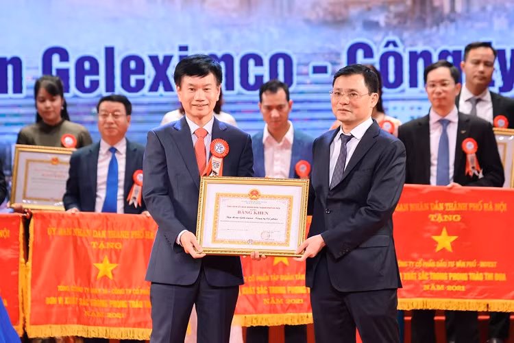 Đại diện Tập đoàn Geleximco nhận bằng khen tại Lễ tôn vinh doanh nhân, doanh nghiệp Thăng Long năm 2022. Đại diện Tập đoàn Geleximco nhận bằng khen tại Lễ tôn vinh doanh nhân, doanh nghiệp Thăng Long năm 2022.