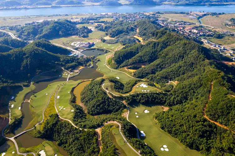 Hilltop Valley Golf Club là dự án gây được tiếng vang lớn của Geleximco tại Hòa Bình. Hilltop Valley Golf Club là dự án gây được tiếng vang lớn của Geleximco tại Hòa Bình.