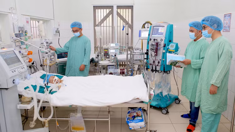 Bệnh nhi điều trị tại Khoa Hồi sức tích cực - Cấp cứu Nhi, Bệnh viện Trung ương Huế. Ảnh: Sức khỏe &amp; Đời sống