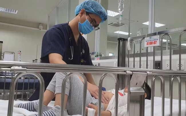 3 bé đang được điều trị tại Bệnh viện Nhi Trung ương. Ảnh: VTV News 3 bé đang được điều trị tại Bệnh viện Nhi Trung ương. Ảnh: VTV News