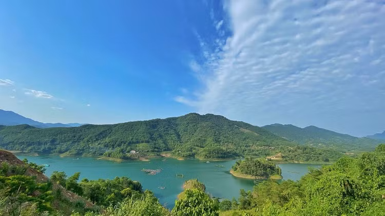 Giống như một hòn đảo xinh nằm trong hồ sông Đà, Thung Nai là địa điểm du lịch miền Bắc cực kì thích hợp cho những ai muốn có một chuyến du lịch, thư giãn, giải toả mọi căng thẳng trong cuộc sống. Được nhiều người ưu ái ví như "Vịnh Hạ Long" trên cạn với vẻ đẹp hoang dại cùng phong cảnh sông núi hữu tình, du khách khi tới đây sẽ cảm thấy như đang lạc vào một thế giới khác. Ảnh dulich24h Giống như một hòn đảo xinh nằm trong hồ sông Đà, Thung Nai là địa điểm du lịch miền Bắc cực kì thích hợp cho những ai muốn có một chuyến du lịch, thư giãn, giải toả mọi căng thẳng trong cuộc sống. Được nhiều người ưu ái ví như "Vịnh Hạ Long" trên cạn với vẻ đẹp hoang dại cùng phong cảnh sông núi hữu tình, du khách khi tới đây sẽ cảm thấy như đang lạc vào một thế giới khác. Ảnh dulich24h