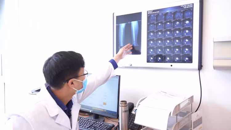 Sau gần 1 năm, hình ảnh X-quang của bệnh nhân cho thấy xương ghép đã liền và không còn tế bào ung thư Sau gần 1 năm, hình ảnh X-quang của bệnh nhân cho thấy xương ghép đã liền và không còn tế bào ung thư