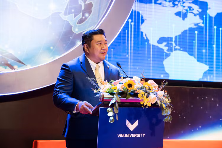 Ông Samuel Ang, Giám đốc khu vực Châu Á tại QS hết sức ấn tượng về chất lượng và sự xuất sắc trong công tác dạy và học của VinUni chỉ sau hơn 2 năm hoạt động.