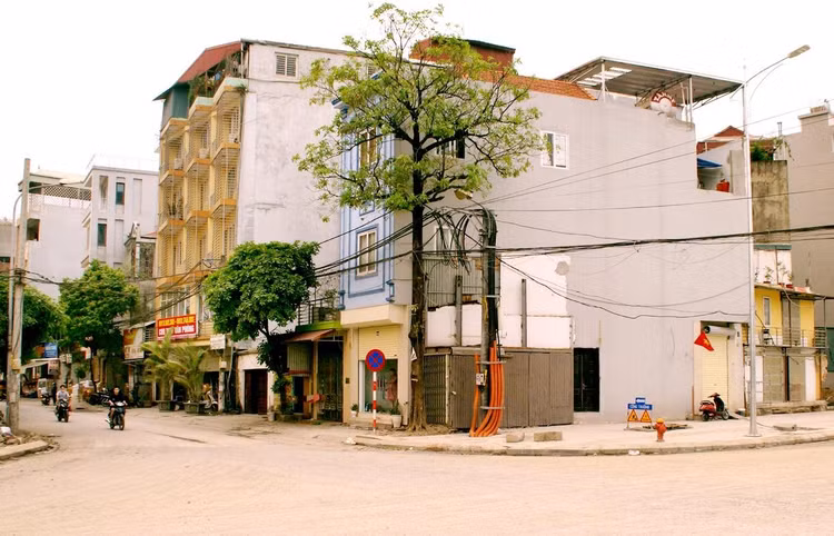 Còn ngôi nhà này có hai mặt tiền được chủ nhà quây tôn sắt do không đủ điều kiện xây dựng. Còn ngôi nhà này có hai mặt tiền được chủ nhà quây tôn sắt do không đủ điều kiện xây dựng.