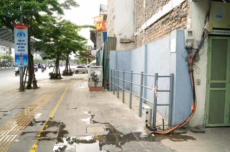 Khoảng nhỏ mặt đường được xây tường và quây sắt để giữ đất trên phố Minh Khai. Khoảng nhỏ mặt đường được xây tường và quây sắt để giữ đất trên phố Minh Khai.