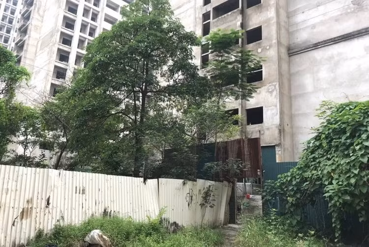 Dự án Khu nhà ở cho học sinh - sinh viên với viễn cảnh cung cấp nơi ở giá rẻ cho sinh viên thuê nhưng không thể đạt mục tiêu, giờ là những tòa nhà phơi nắng, phơi sương, xuống cấp nghiêm trọng.