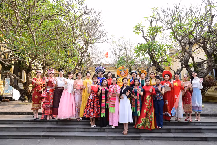 Phần thi trang phục dân tộc của các thí sinh trong cuộc thi Phần thi trang phục dân tộc của các thí sinh trong cuộc thi