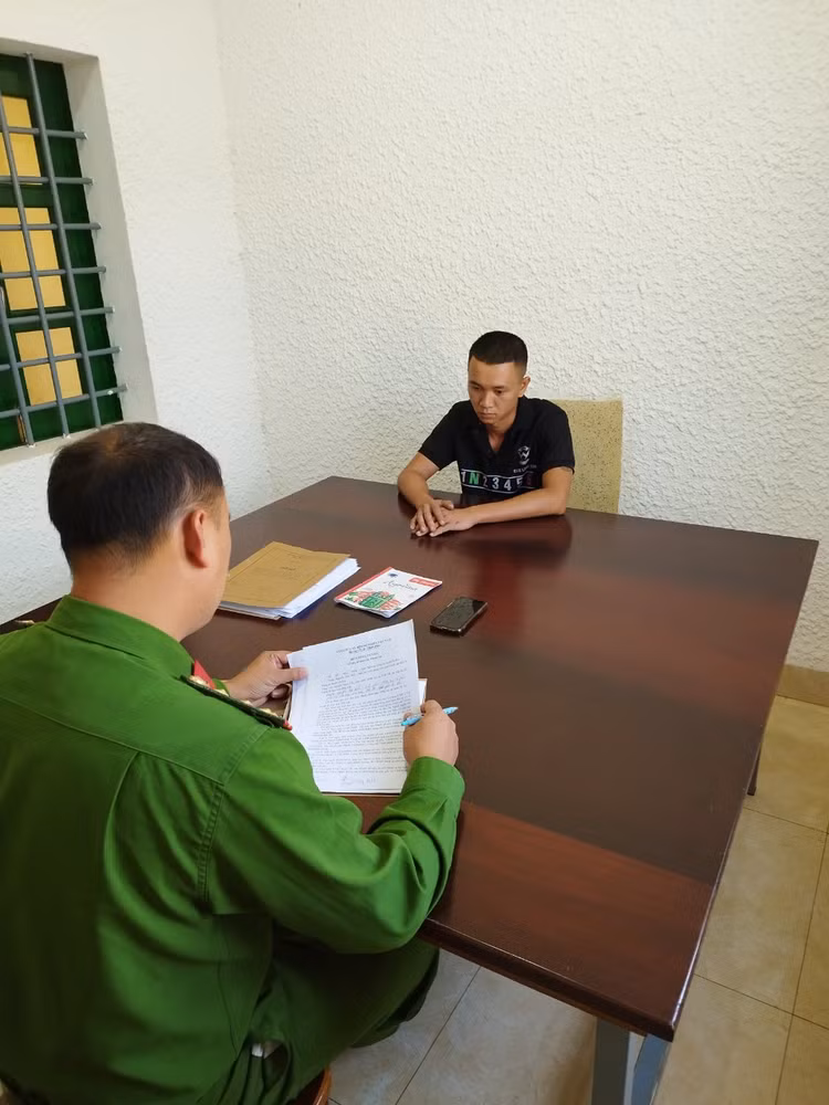 Đối tượng Bùi Đức Mạnh tại cơ quan công an.