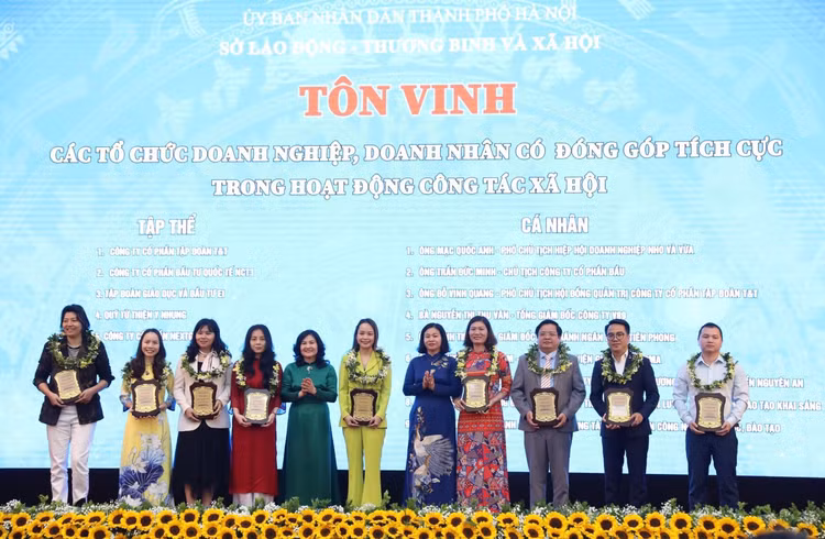 Tập đoàn T&amp;T Group được vinh danh vì có những đóng góp tích cực trong hoạt động công tác xã hội.