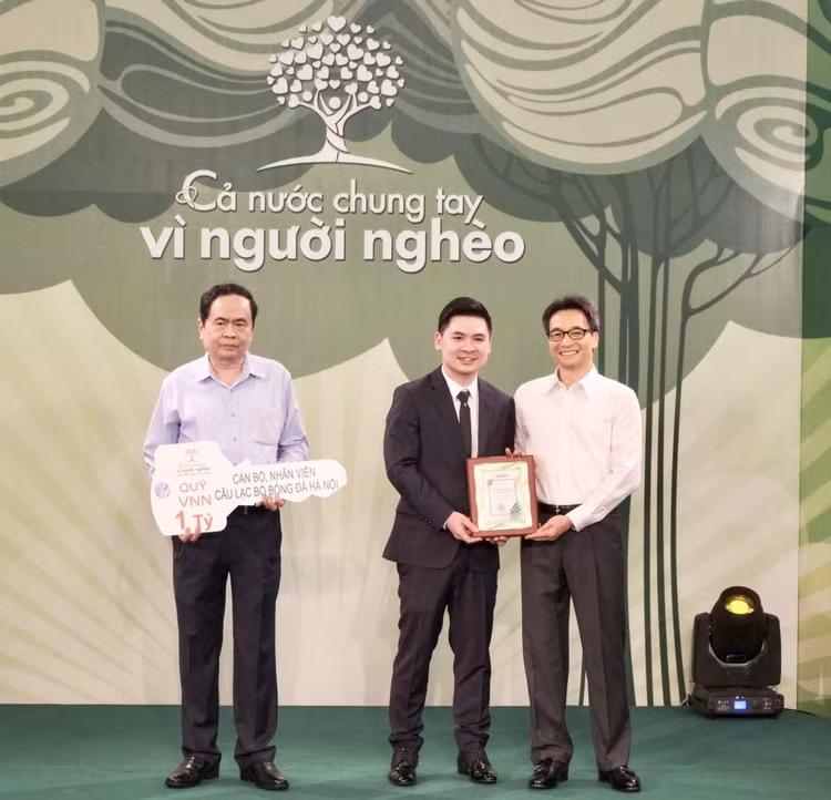 Ông Đỗ Vinh Quang và CBNV T&T Group trao tặng hàng ngàn suất quà tình nghĩa cho người dân Hà Nội gặp khó khăn do ảnh hưởng bởi dịch COVID-19 Ông Đỗ Vinh Quang và CBNV T&T Group trao tặng hàng ngàn suất quà tình nghĩa cho người dân Hà Nội gặp khó khăn do ảnh hưởng bởi dịch COVID-19