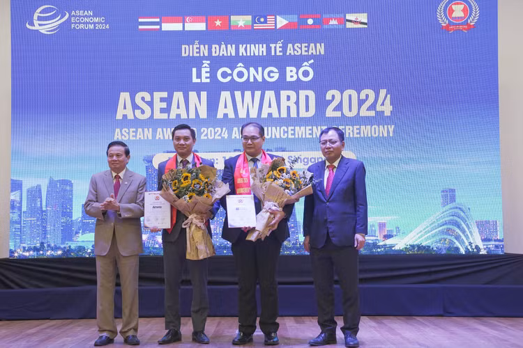 Đại diện Amway Việt Nam (thứ 2, bên trái qua) nhận giải tại Lễ Công bố ASEAN Award 2024 Đại diện Amway Việt Nam (thứ 2, bên trái qua) nhận giải tại Lễ Công bố ASEAN Award 2024