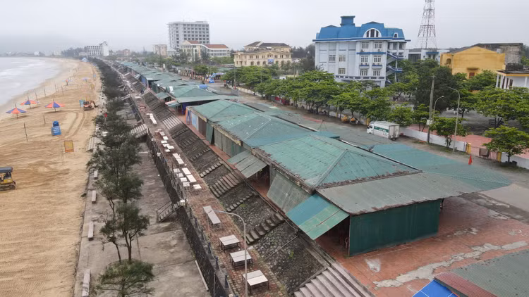 Hệ thống ki-ốt, nhà hàng dọc bờ biển cũng sẽ được tháo dỡ. Ảnh: Trần Quốc
