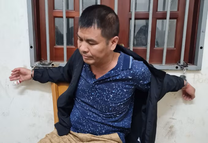 Đối tượng Yang Zhong Wu bị lực lượng Công an bắt giữ. Ảnh: Báo Lao động Đối tượng Yang Zhong Wu bị lực lượng Công an bắt giữ. Ảnh: Báo Lao động