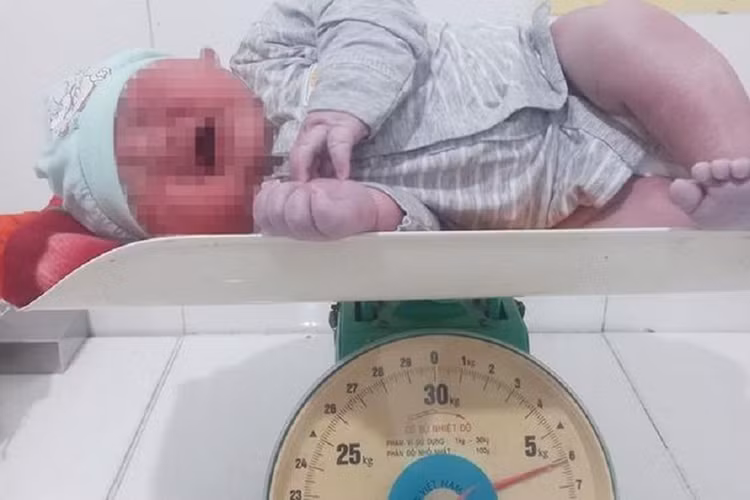 Bé trai nặng 6kg vừa chào đời. Ảnh: Bệnh viện cung cấp Bé trai nặng 6kg vừa chào đời. Ảnh: Bệnh viện cung cấp