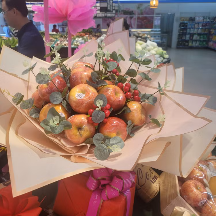 Những bông hoa đầy táo khiến cho món quà trở nên khác biệt, tạo cảm giác thích thú cho người nhận.