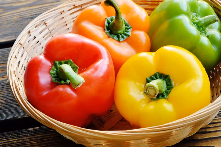 Ớt chuông chứa nhiều vitamin C nhất trong tất cả các loại rau. Điều đó tốt cho các mạch máu trong mắt và khoa học đã chứng minh vitamin C có thể làm giảm nguy cơ mắc bệnh đục thủy tinh thể. Ngoài ớt chuông, vitamin C còn có mặt trong loại rau và trái cây, bao gồm cải ngọt, súp lơ, đu đủ và dâu tây. Tuy nhiên, cần lưu ý vitamin C sẽ bị phá hủy ở nhiệt độ cao, vì vậy nên ưu tiên ăn sống. Ớt có màu đỏ, vàng chứa nhiều vitamin A và E hơn cả.