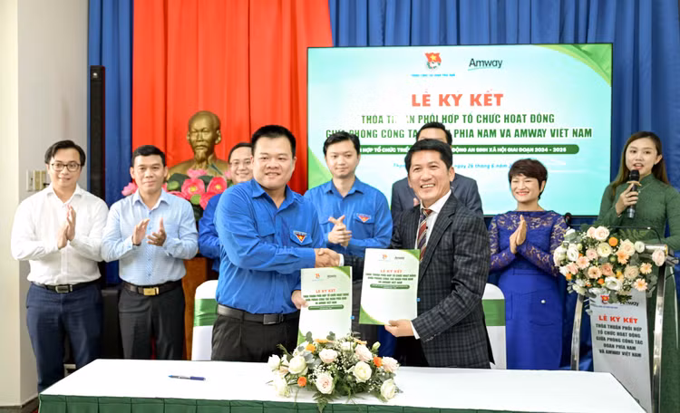Nghi thức ký kết giữa Phòng công tác Đoàn phía Nam và Công ty TNHH Amway Việt Nam giai đoạn 2024 – 2025 với sự chứng kiến của Lãnh đạo T.Ư Đoàn.