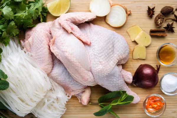 Thịt gà kết hợp với gia vị có tính ấm giúp cải thiện tiêu hóa
