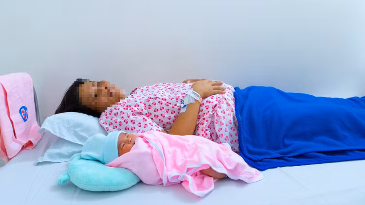 Sản phụ và em bé sau ca mổ. Ảnh: Sức khỏe Đời sống Sản phụ và em bé sau ca mổ. Ảnh: Sức khỏe Đời sống