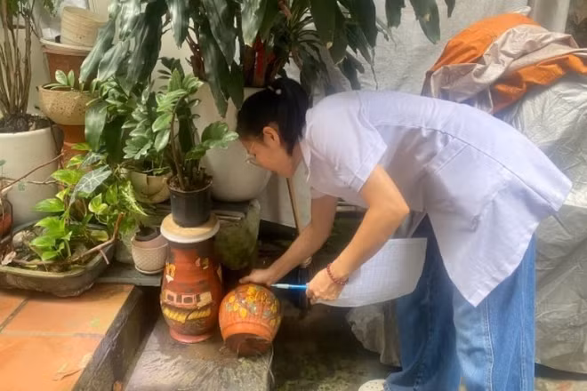 Chỉ cần lật úp dụng cụ chứa nước không sử dụng là góp phần ngăn chặn dịch bệnh. (Ảnh: CDC Hà Nội)