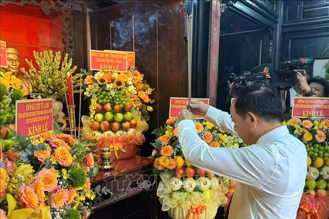 Trưởng Ban Tuyên giáo Trung ương dâng hương tại Nhà lưu niệm Huỳnh Thúc Kháng