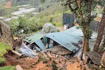 Bờ taluy cao 5m đổ sập do mưa lớn tại Đà Lạt