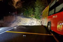 Sạt lở đèo Mimosa chia cắt giao thông, nhiều hộ dân bị đe dọa